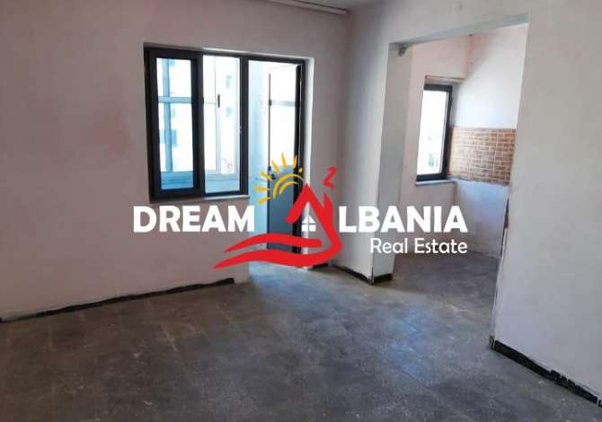 Casa in vendita a Tirana 2+1 Vuoto  La casa si trova a Tirana nella zona "21 Dhjetori/Rruga e Kavajes" che
