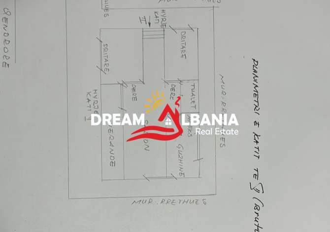 Casa in vendita a Tirana 2+1 Vuoto  La casa si trova a Tirana nella zona "21 Dhjetori/Rruga e Kavajes" che