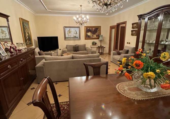 Casa in affitto a Tirana 3+1 Arredato  La casa si trova a Tirana nella zona "Sheshi Shkenderbej/Myslym Shyri"