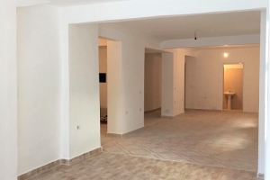 The house is located in Lushnje the "Central" area and is 43.58 km fro