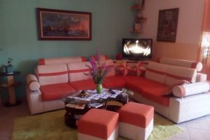  The house is located in Vlore the "Central" area and is 0.42 km from c