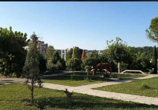  La casa si trova a Tirana nella zona "Qyteti Studenti/Ambasada USA/Vilat Gj