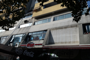  Shitet ambient biznesi/lokal, tek rruga e Kavajës, Tiranë. Ambienti funksionon