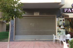 OKAZION, shitet dyqani ne qender te Vlores Shitet dyqani prei 77,5 mq ne krah te shkolles ali demi dhe ngjitur me pasticeri
