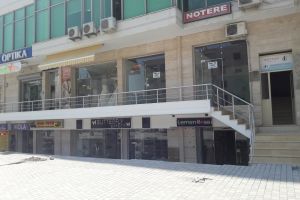 Dyqan me qera, bulevardi Ismail Qemali dhe veledin kollozi Dyqan 60m2 jepet me qera 80,000leke/muaj ndodhet ne rrugen kryesore vlore-skele 