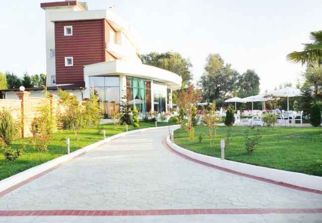  La casa si trova a Tirana nella zona "Tjeter zone" che si trova  km da