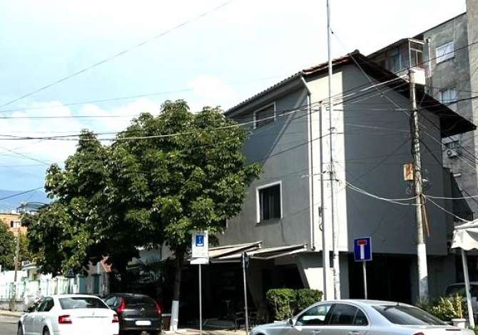 La casa si trova a Tirana nella zona "Spitali QSUT/Xhamlliku/Kinostudio&quo