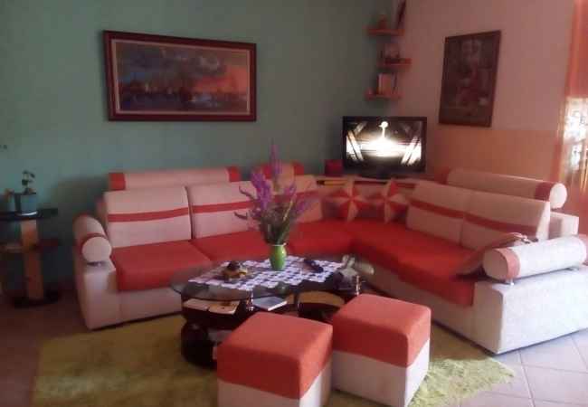  The house is located in Vlore the "Central" area and is 0.43 km from c