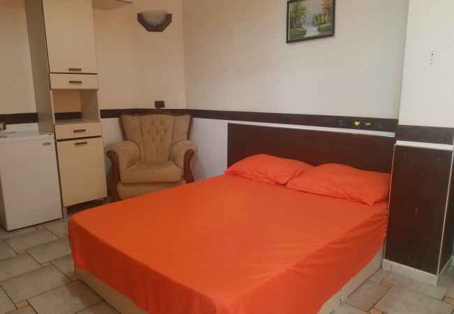 Daily rent and beach room in Tirana 1+1 Furnished  The house is located in Tirana the "Stacioni trenit/Rruga e Dibres" ar