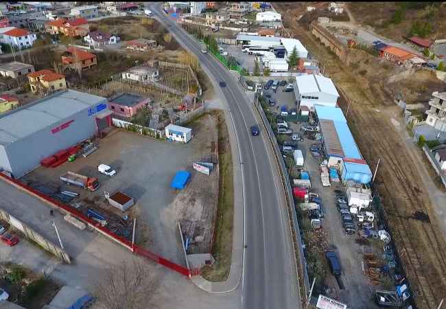  Shitet ambient biznesi + tokë truall në Elbasan . Prona ka lokacion të favors