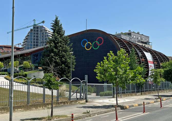  Ambjenti ndodhet prane Parkut Olimpik.

Informacion i pergjithshem:

Siperfa