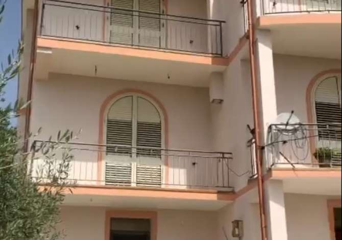 House for Sale in Durres 5+1 In Part  The house is located in Durres the "Zone Periferike" area and is .
Th