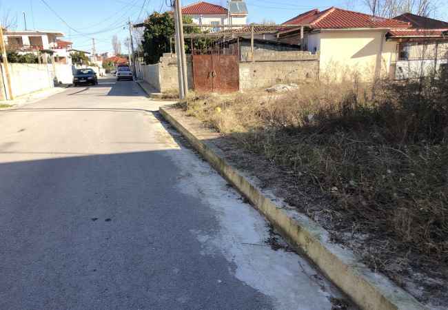 FOR SALE TRUAL EARTH IN THE &quot;LIRI&quot; LEAGUE, FIER Land for sale in Liri neighborhood, Fier. The land has an area of 250 m with own