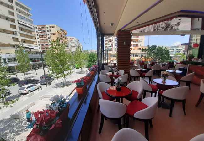  Bar-kafeja është 83.5 m², ndodhet në rrugën kryesore Vlorë skelë, në nj�