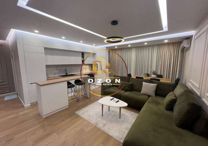  Ky apartament modern me sipërfaqe prej 120m² ndodhet në katin e 3-të të Kom