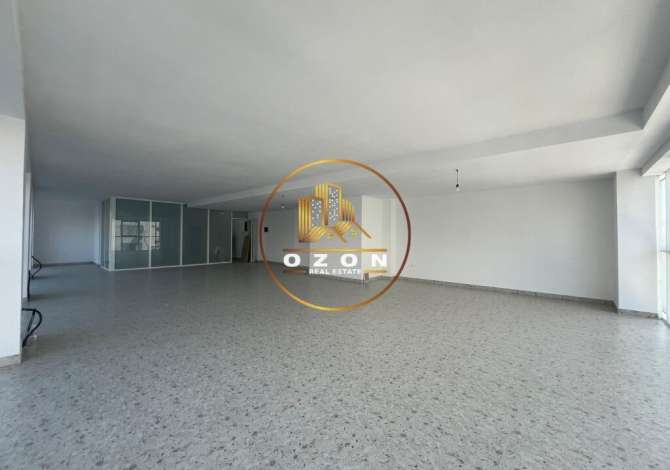  Ambienti ofron një sipërfaqe prej 170 m² në katin e parë-banim të një nd�
