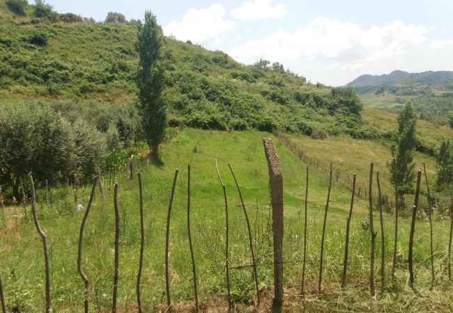 Land for sale with an area of 1100m2 with a price of 20000 € 1100m2 of land. Suitable for construction.